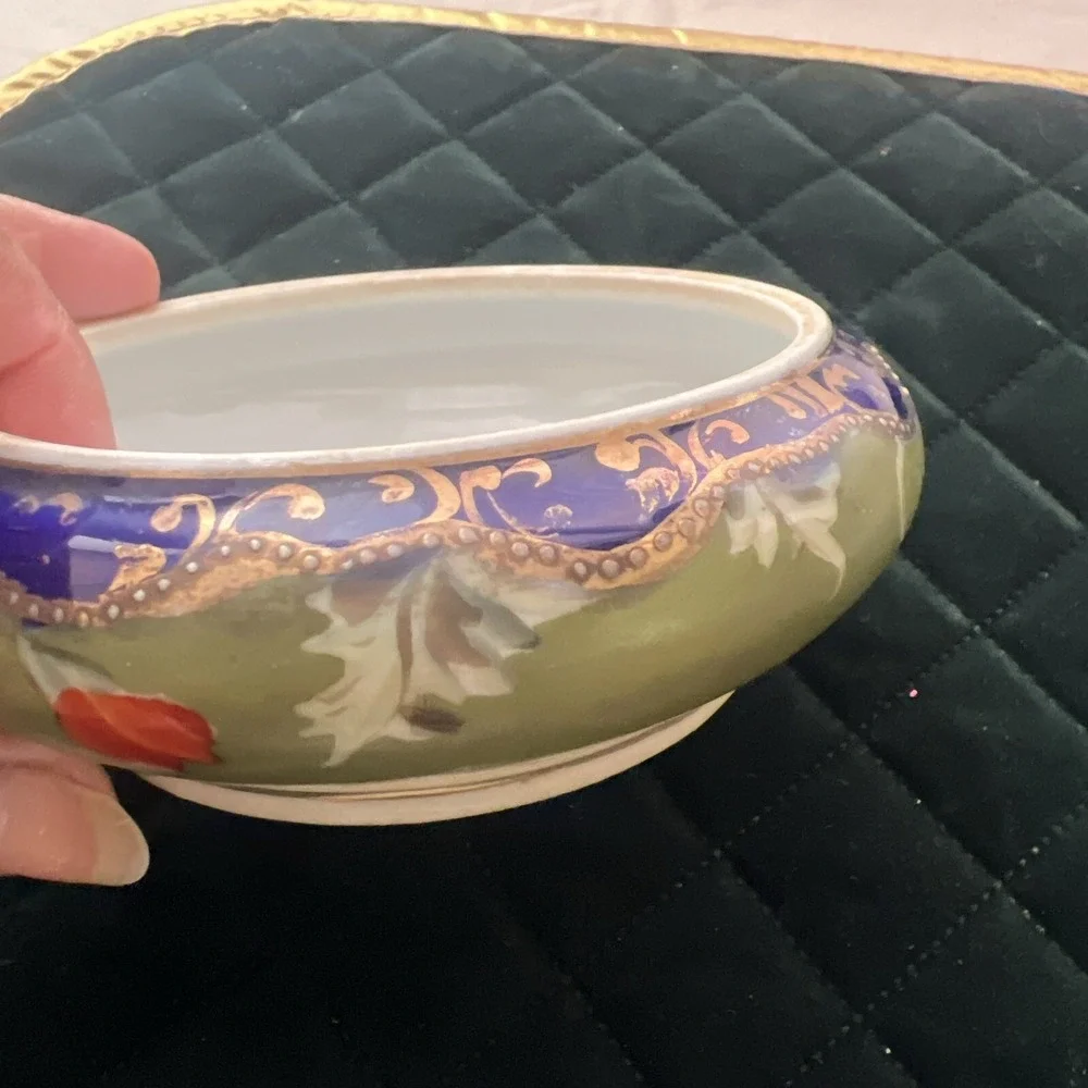 VINTAGE PORCELAIN HAND PAINTED FLORAL LIDDED TRINKET DISH POWDER Jewelry JAR .
